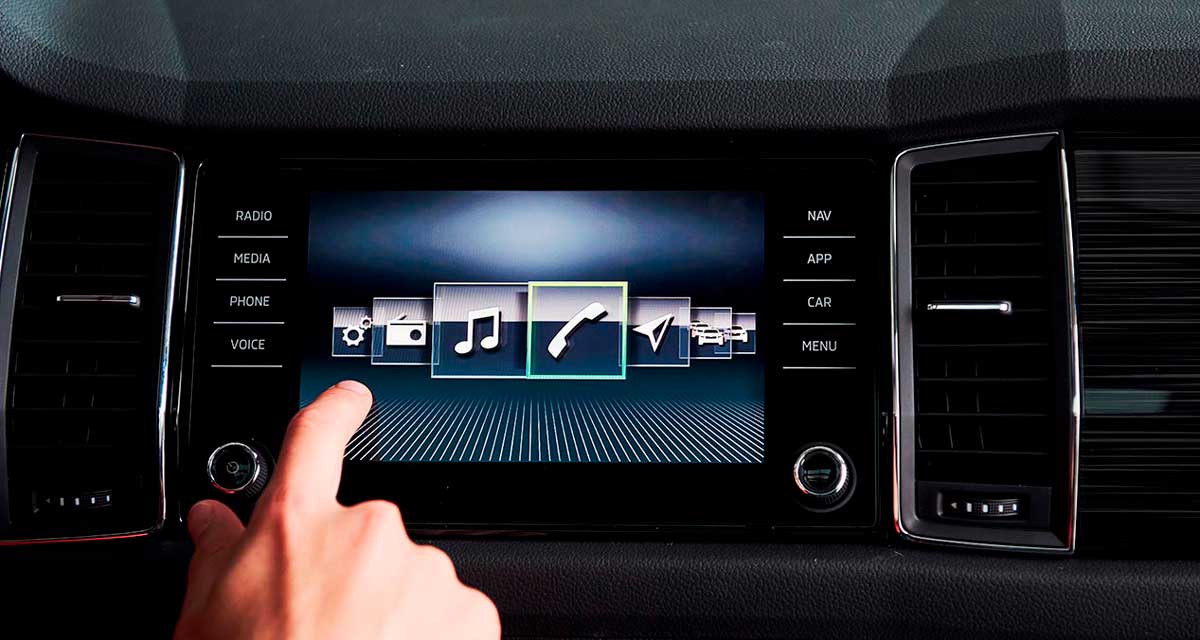 pantalla digital en el tablero de un automóvil con un ícono de música