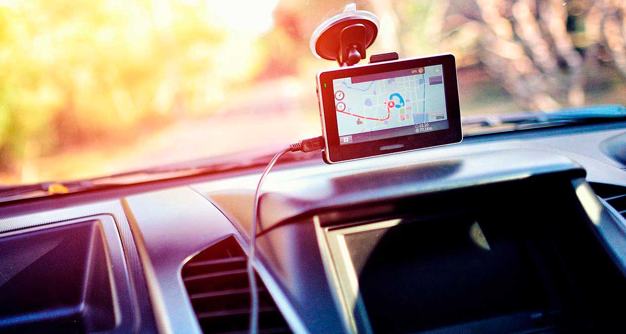 Tablero de un auto con un navegador GPS señalando el camino 