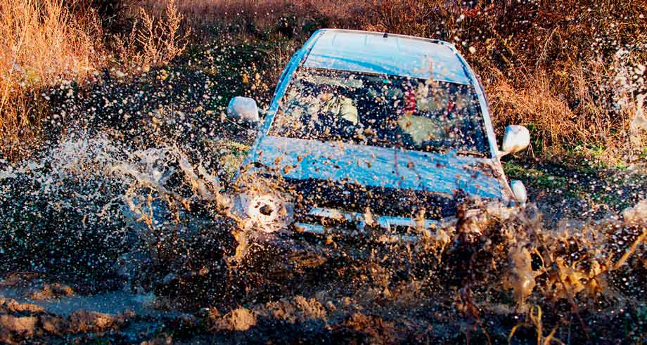 Camioneta en el lodo
